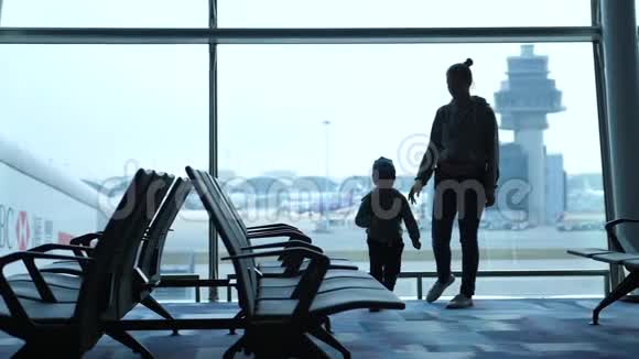 妈妈带着爱家的儿子在机场等航班慢动作60fps1920x1080视频的预览图