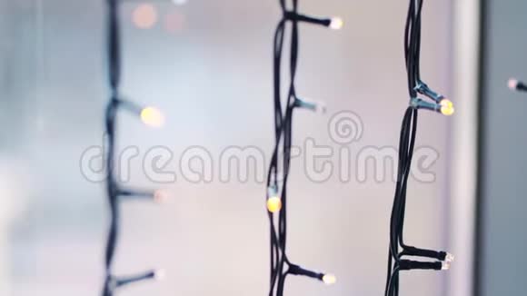 星星花环背景上有bokeh灯圣诞窗装饰花环斯堪的纳维亚风格的概念视频的预览图
