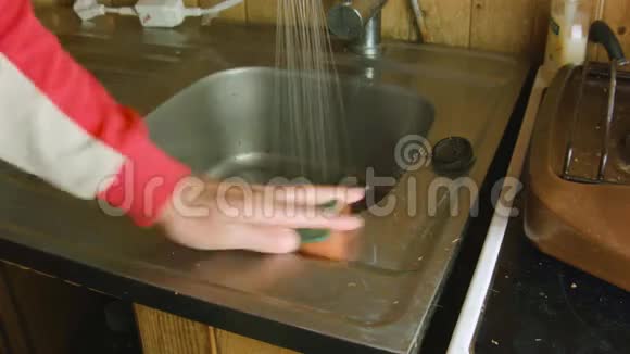 男人清洁厨房视频的预览图