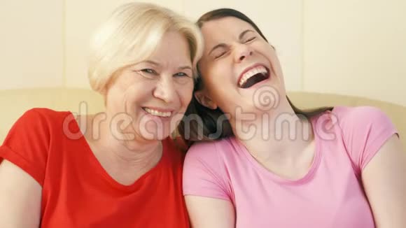 母女俩笑得很开心快乐的家庭一起享受视频的预览图
