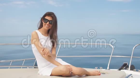 年轻有魅力富有的白种人女商人在阳光明媚的海上豪华游艇上嬉戏视频的预览图