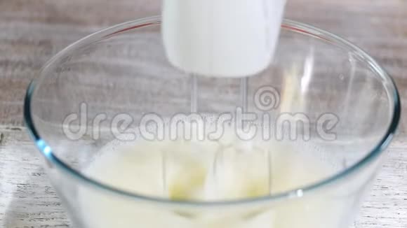 加糖的同时拌甜奶油用电动搅拌器在碗中混合白蛋霜视频的预览图