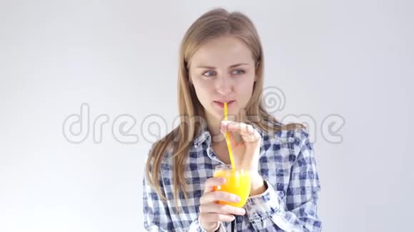 小女孩用吸管喝橙汁视频的预览图