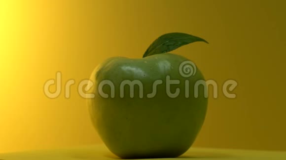 新鲜的绿色苹果在餐桌上翻来覆去精选水果用于果汁生产视频的预览图
