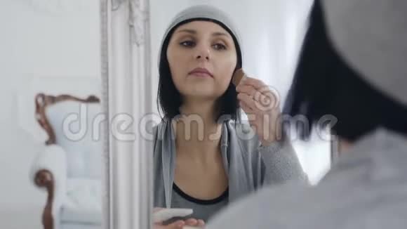 美丽的黑发女孩化妆白色的房间和漂亮的镜子视频的预览图