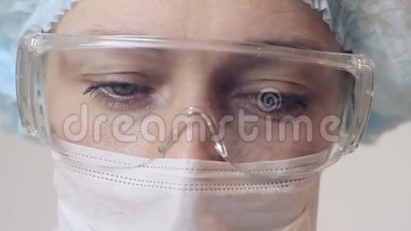 医生戴口罩及护目镜的面部特写视频的预览图