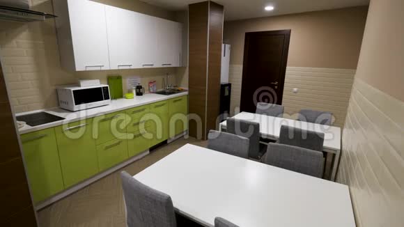 现代厨房内部有白色家具家中现代厨房内部的室内景观视频的预览图