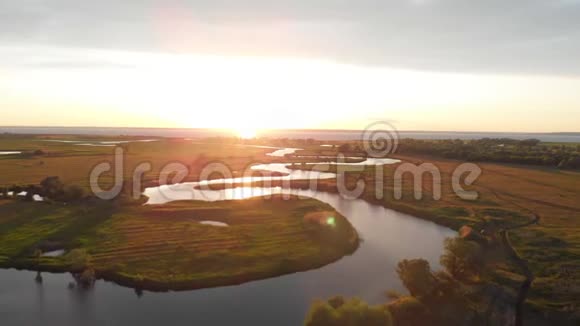 日落时乡村池塘和田野的迷人景观视频的预览图