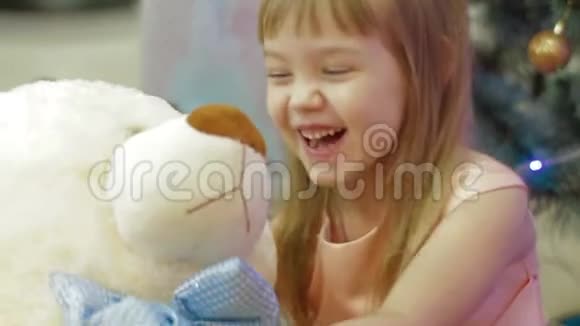 带着泰迪熊的快乐女孩儿童新年礼物视频的预览图