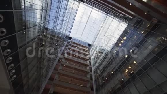 炫酷创意城市高层建筑带玻璃立面和阳台视频的预览图