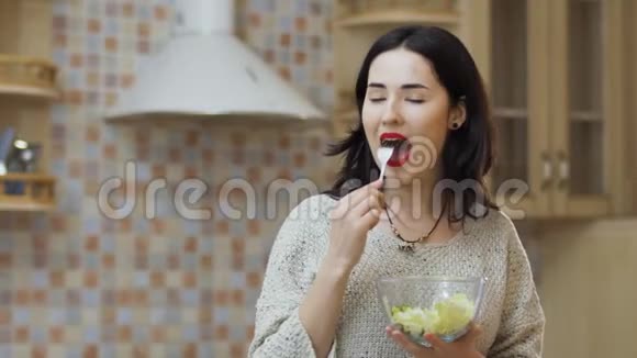 红唇美女吃新鲜沙拉视频的预览图