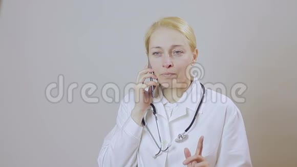 穿着白大褂的女医生在打电话视频的预览图