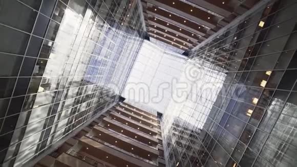 精彩的创意城市高层建筑玻璃立面和阳台视频的预览图