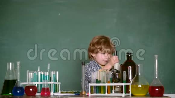 小学的孩子学生在学校实验室里学化学的小科学家生物实验视频的预览图