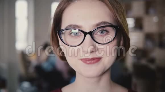 美丽的白人女性领袖微笑着看镜头特写戴着4K眼镜的快乐女经理的肖像视频的预览图