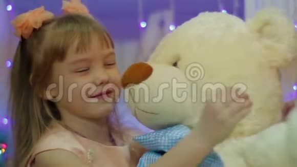 带着泰迪熊的快乐女孩儿童新年礼物视频的预览图