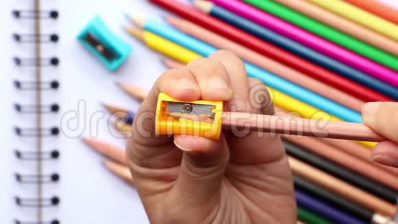 女人在笔记本上用各种颜色磨铅笔视频的预览图