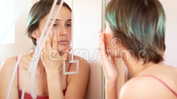 早晨一个女人看着镜子里的倒影视频的预览图