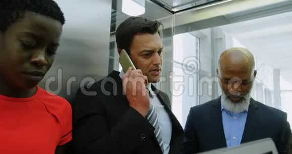 商务人士在电梯4k通话视频的预览图
