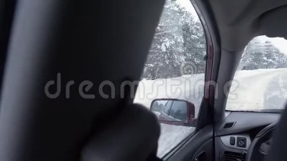 开车的女人视频的预览图
