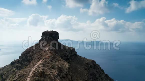 在圣托里尼俯瞰斯卡罗斯岩石的一段时间视频的预览图