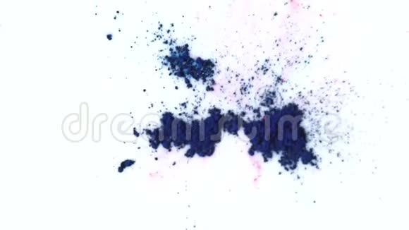 色彩鲜艳的背景乳白色的物质和明亮的干蓝色墨水漂浮在上面彩色干粉漆的俯视图视频的预览图
