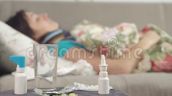 床头柜上躺着药品床上模糊的病女视频的预览图