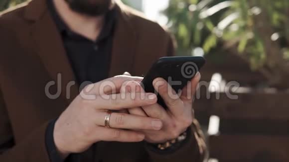 近距离拍摄一名男子手机上打印短信视频的预览图