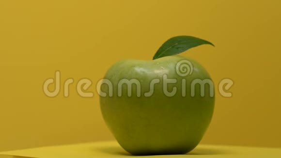 苹果汁打开餐桌储存维生素和钙健康营养视频的预览图