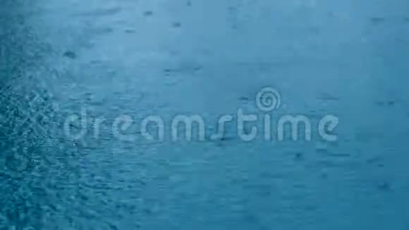 4K镜头无缝循环特写镜头雨水在水面上雨滴水坑无缝循环背景雨天的天气视频的预览图