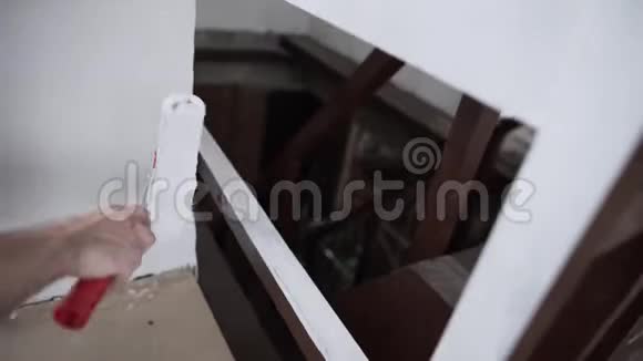 男工专业用刷子刷白色木图视频的预览图