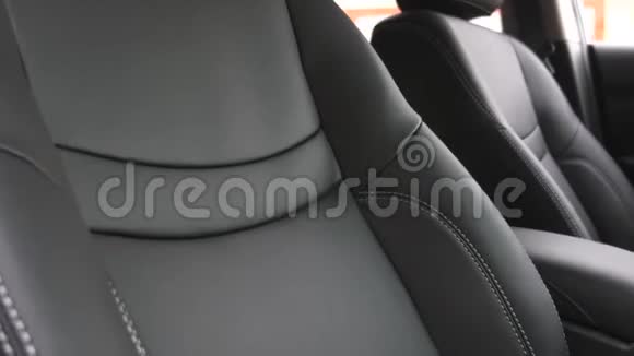 豪华汽车内饰与黑色皮革座椅车里的黑色皮革座椅套视频的预览图