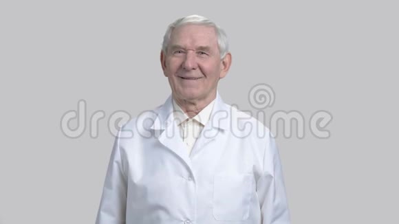 友好的老人穿着白色衬衫和外套微笑视频的预览图