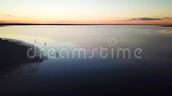 粉红湖上夕阳西下剪影02视频的预览图