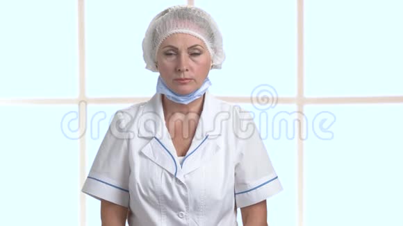 愤怒的医生在诊所窗口背景视频的预览图