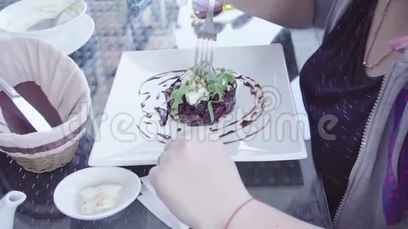 食物沙拉咖啡甜菜甜菜松子室内美食视频的预览图