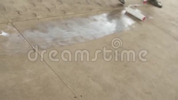 木制地板正在日光室用白色油漆滚筒油漆视频的预览图