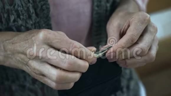 可怜的老年妇女把欧元钞票放进钱包里退休金低视频的预览图
