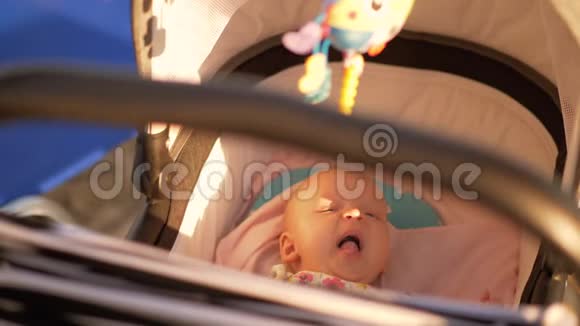 三个月的婴儿车户外夏季晴天视频的预览图