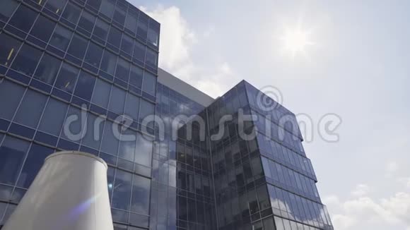 美丽的城市街区高层建筑玻璃立面和阳台视频的预览图