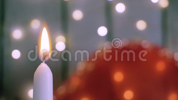 白色蜡烛的特写镜头背景上有火背景上有灯光情人节视频的预览图