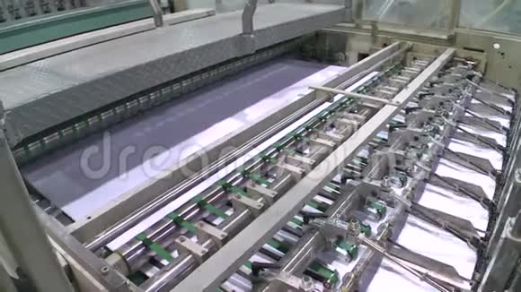 造纸业这台机器把白纸切成A4格式视频的预览图
