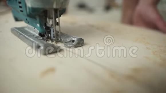 绿尘电锯切割木平板工工序视频的预览图