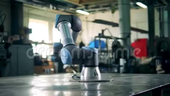 在现代工厂的桌子上移动控制臂视频的预览图