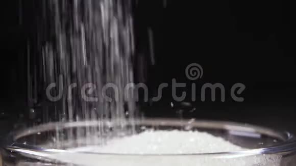 慢动作白砂糖倒入碗中靠近视频的预览图