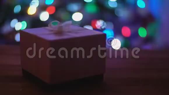 圣诞树背景礼盒视频的预览图