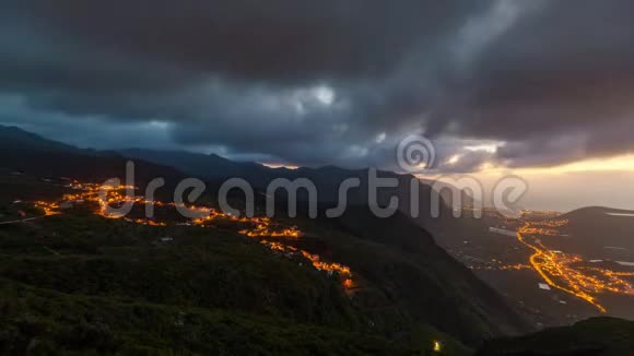 加那利群岛特内里费火山泰德附近日落山上一个村庄的时间推移视频的预览图