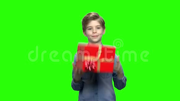 穿牛仔夹克和红色礼品盒的男孩视频的预览图