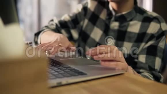 准确的女性手在笔记本电脑键盘上打字视频的预览图