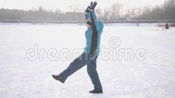 在冬季公园做运动的青少年冬天在户外做体操健康生活方式视频的预览图